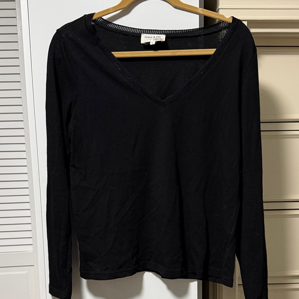 Grace and Mila Elegant Black Long Sleeve V-Neck Top
